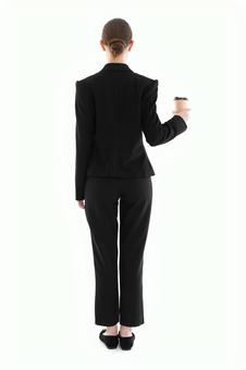 コーヒーを持つスーツ女性の後ろ姿 コーヒーを持つスーツ女性の後ろ姿 女性,コーヒー,飲み物の写真素材