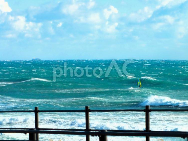 柵の向こうは荒れ狂う海 波,荒波,海の写真素材