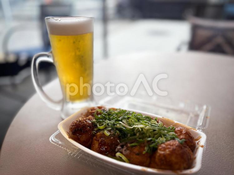 たこ焼きとキンキンに冷えた生ビール たこ焼き,ビール,生ビールの写真素材