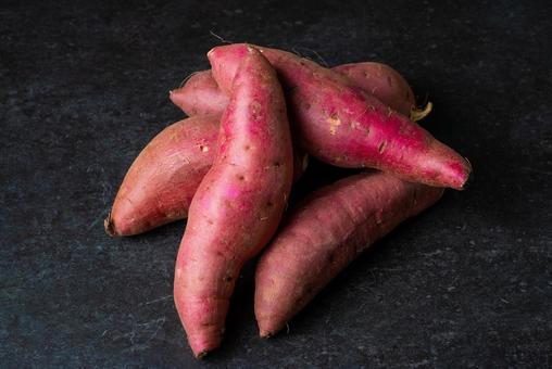 黒背景で撮ったさつまいも サツマイモ,紅はるか,芋の写真素材