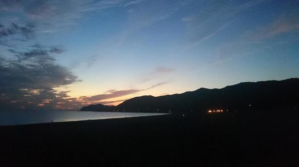 夕暮れの海岸風景 夕暮れの海岸風景 夕暮れ,海岸,夕焼けの写真素材