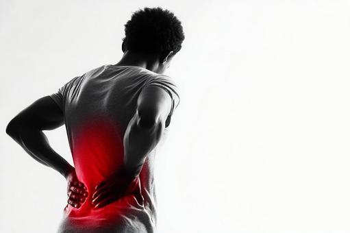 腰の痛みを訴える若い男性のクローズアップ 腰の痛みを訴える若い男性のクローズアップの写真