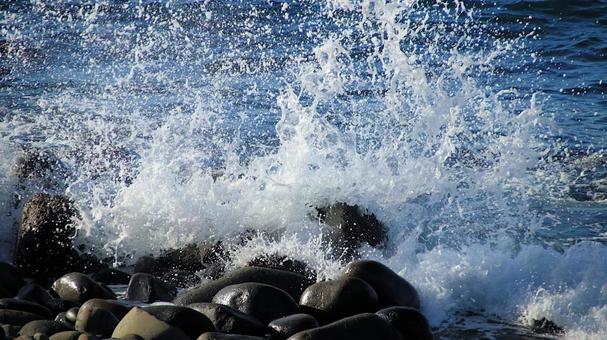 晩秋の御浜岬海岸の打ち砕かれる波 海,晩秋,白波の写真素材