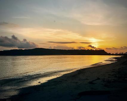 沖縄の海に沈む夕日 沖縄の海に沈む夕日の写真