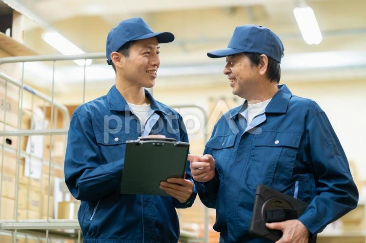倉庫で働く男性作業員 会議,倉庫,工場の写真素材