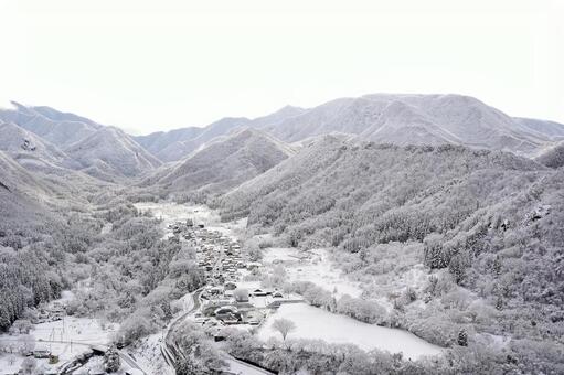 雪に包まれた山里の遠景 雪,冬,12月の写真素材