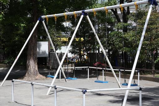町中のブランコと緑の樹々の公園 町中のブランコと緑の樹々の公園 町中,ブランコ,緑の写真素材