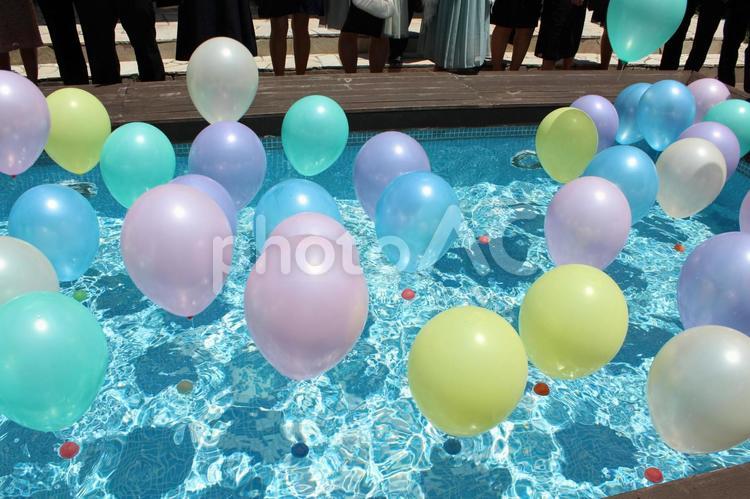 水面に浮かぶカラフル風船 wedding,チャペル,バージンロードの写真素材