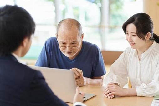 通過看電腦屏幕接受解釋的老年人 通過看電腦屏幕接受解釋的老年人