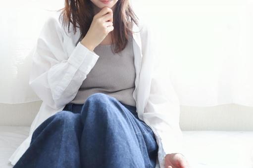 悩みを抱える女性 悩みを抱える女性 悩む,女性,悩みの写真素材