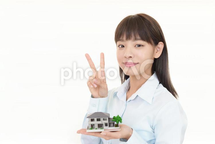 女性　家の模型　住宅　 家,マイホーム,住宅の写真素材