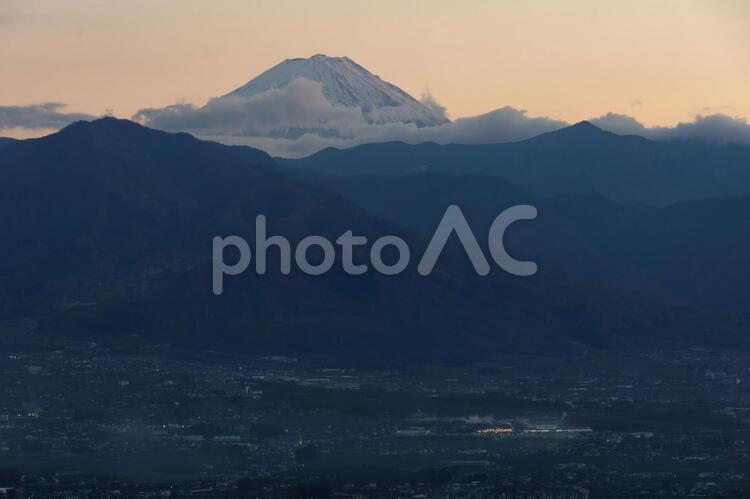 笛吹川フルーツ公園からの夕暮れの富士山 富士山,山梨,夕暮れの写真素材
