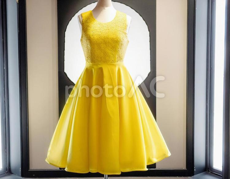 ディスプレイされた黄色いドレス 黄色,イエロー,女性の写真素材