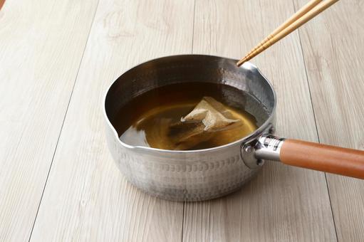 鍋_出汁取り 鍋_出汁取り 出汁,出汁パック,和風だしの写真素材