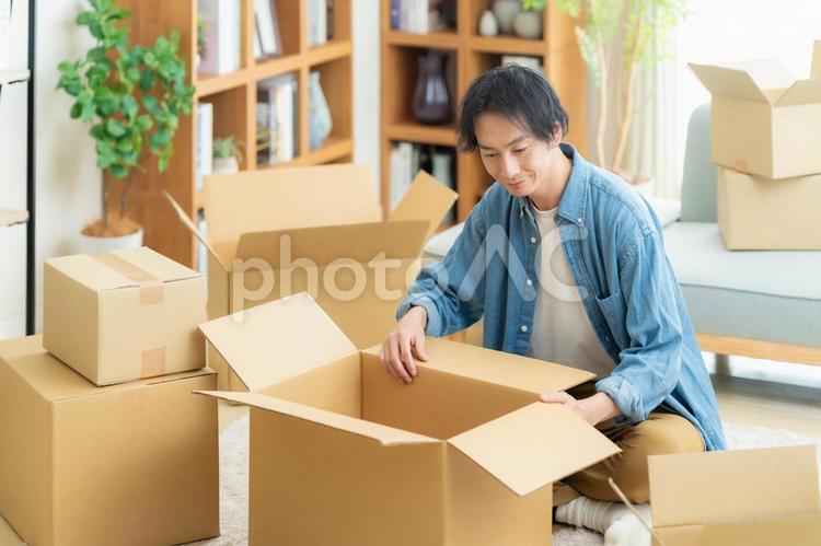 引越しをする若い男性 引越し,男性,引っ越しの写真素材