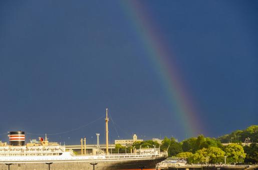 港にかかる大きな虹 虹,港,船の写真素材