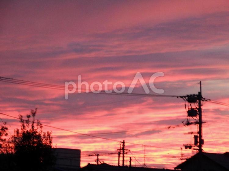 夕焼けに空に街のシルエット 夕焼け,空,シルエットの写真素材