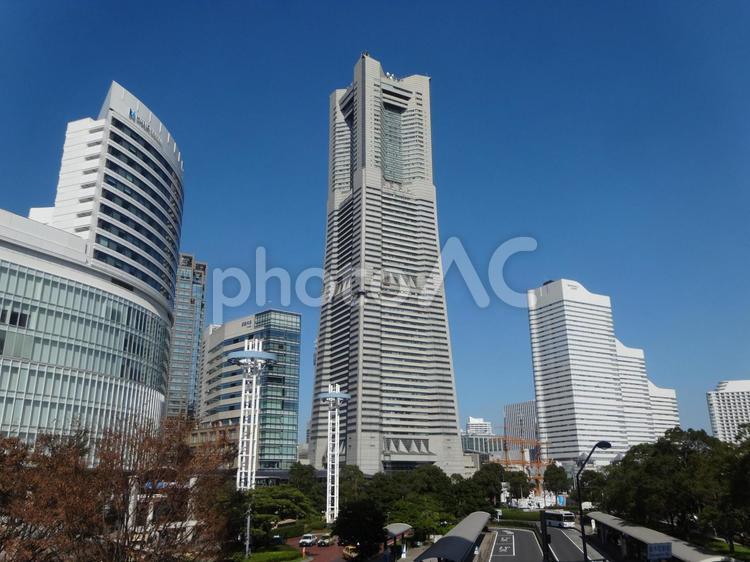 ランドマークタワーと周辺のビル 横浜,桜木町,みなとみらいの写真素材
