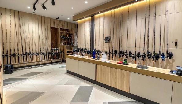 ロッドが並ぶ釣具屋の店内 ロッドが並ぶ釣具屋の店内の写真