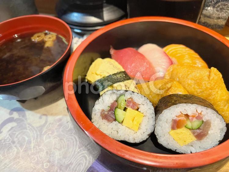 巻き寿司・いなり寿司・握り寿司と赤だし 寿司,巻き寿司,いなり寿司の写真素材
