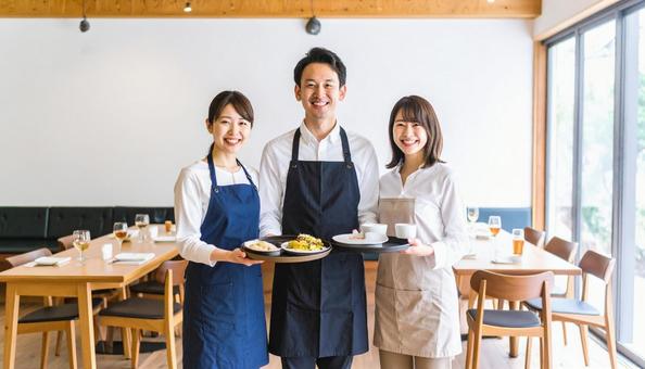 料理を運ぶ日本人男女の飲食店の店員 料理を運ぶ日本人男女の飲食店の店員の写真