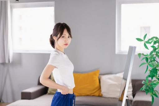 ダイエットをする若い女性 ダイエットをする若い女性 フィットネス,ウェルネス,変化の写真素材