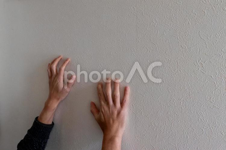 両手を壁に沿って伸ばす 手,壁,両手の写真素材