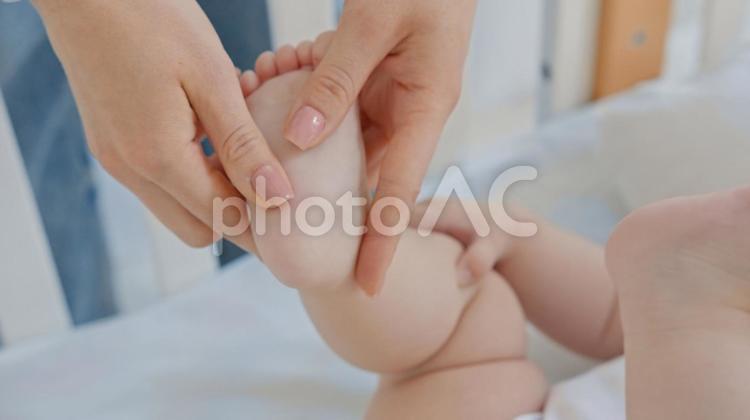 赤ちゃんの足を触る両手 足,足裏,持つの写真素材