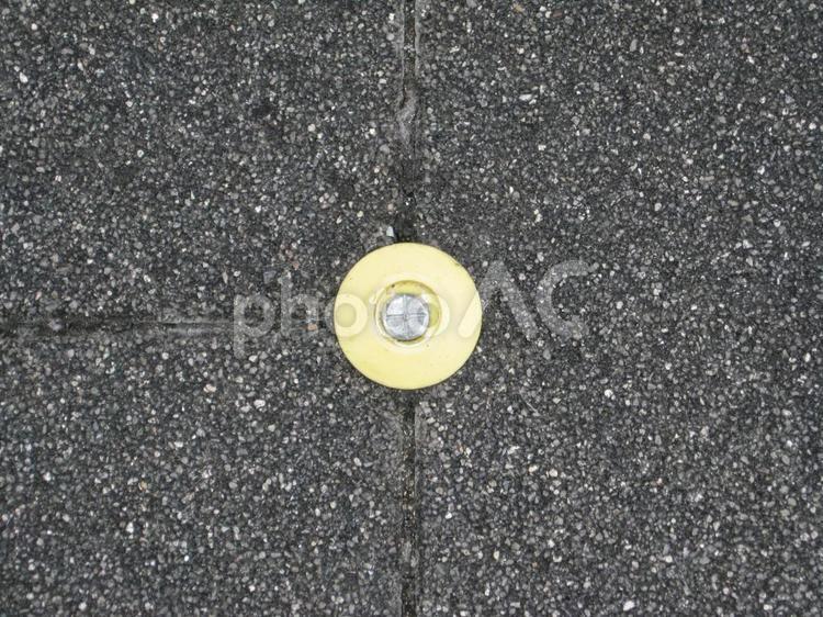 測量用の目印の金属鋲 境界,金属,鋲の写真素材