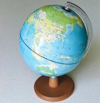 テーブルに置いた地球儀、日本が見えている テーブルに置いた地球儀、日本が見えている 地球儀,世界地図,社会科の写真素材