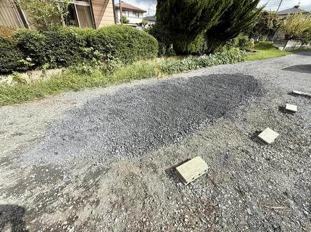 均され広がった砂利が敷かれた地面 均され広がった砂利が敷かれた地面 均し作業後,砕石敷き,平坦化の写真素材