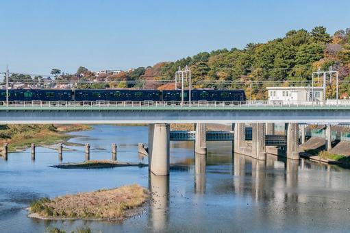 【神奈川】多摩川の風景1 多摩川,電車,陸橋の写真素材