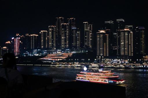夜景・重慶の街並みと長江の遊覧船 重慶,夜景,長江の写真素材