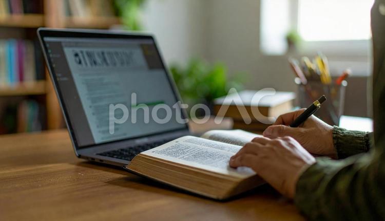 勉強のイメージ　英語辞書とパソコンとペン 勉強,ノートパソコン,英語の写真素材