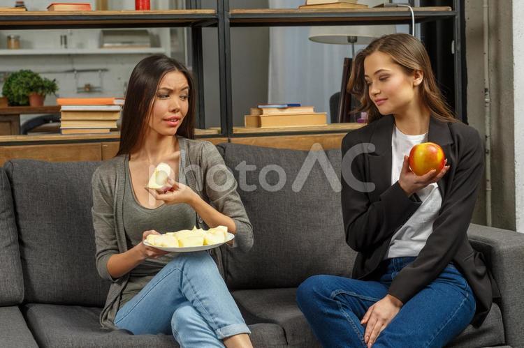 林檎を食べる女性 女性,外国人,2人の写真素材