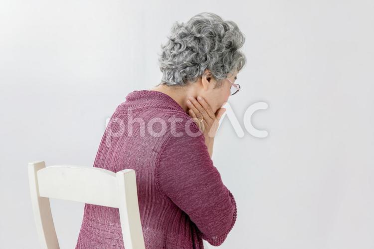 あご・歯を痛がる高齢者の後ろ姿 高齢者,入れ歯,インプラントの写真素材