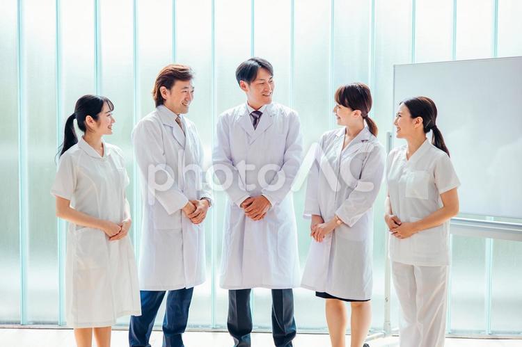 病院で働く日本人の男女（医者・看護師） 医者,病院,看護師の写真素材