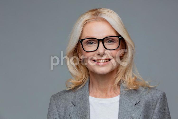 笑顔でカメラ目線の金髪女性のアップ 女性,ビジネスマン,カメラ目線の写真素材