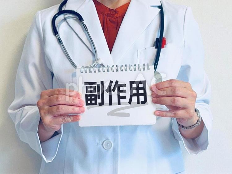 副作用と書かれたノートを持つ女医 副作用,女医,医師の写真素材