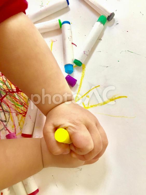 クレヨンで遊ぶ子供の手 子供,クレヨン,お絵かきの写真素材