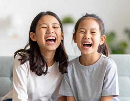 笑顔はじける姉妹の楽しいひとときの写真