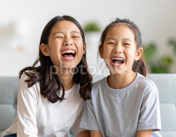 笑顔はじける姉妹の楽しいひととき 姉妹,子ども,笑顔の写真素材