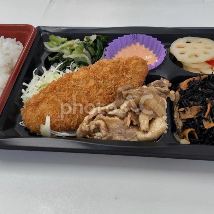 お弁当〜白身魚のフライと豚肉生姜焼き 白身魚のフライ,豚肉生姜焼き,蓮根の写真素材