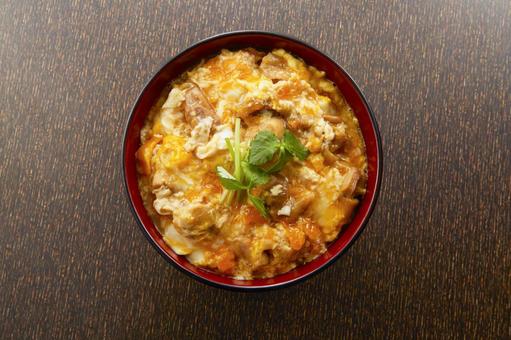 ふんわり卵のとろ〜り親子丼 真俯瞰 ふんわり卵のとろ〜り親子丼 真俯瞰 親子丼,丼,三つ葉の写真素材