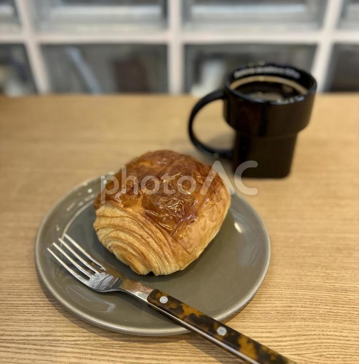 パンオショコラとコーヒー パンオショコラ,パン,クロワッサンの写真素材
