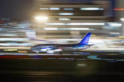 夜の滑走路を疾走する旅客機 夜の滑走路を疾走する旅客機 飛行機,空港,夜の写真素材