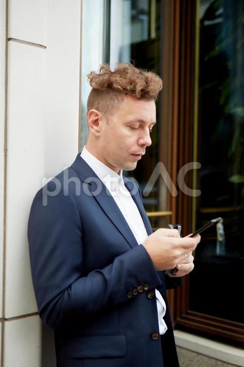 スマホを使うビジネスマン10 ビジネスマン,男性,外国人の写真素材