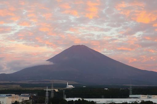高速道路から見た早朝朝焼けの富士山 高速道路から見た早朝朝焼けの富士山 富士山,朝焼け,早朝の写真素材