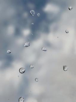 雨粒のついたフロントガラス越しの曇と青空 雨粒のついたフロントガラス越しの曇と青空 水滴,雨,曇りの写真素材