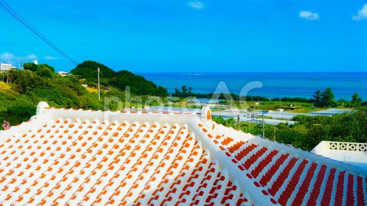沖縄の赤瓦と青空 海,風景,美しいの写真素材